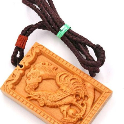 Vòng cổ mặt gỗ hoàng đàn khắc hình tuổi Dậu DTD2