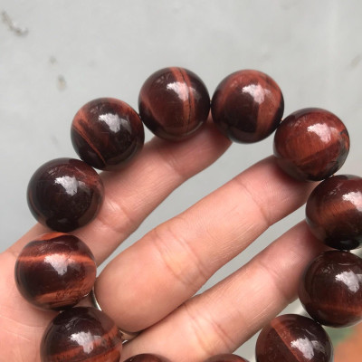 CHIẾC VÒNG PHONG THUỶ ĐÁ MẮT HỔ 18ly ĐỎ NÂU TỰ NHIÊN NAM mệnh HOẢ THỔ KIM