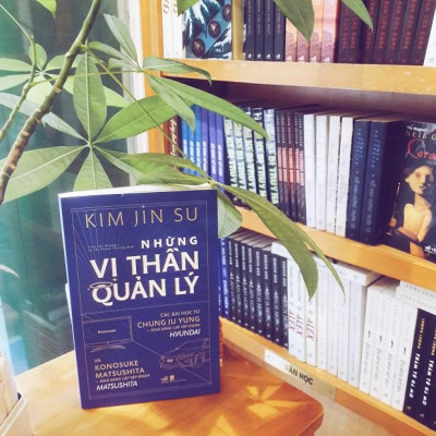 Sách - Những vị thần quản lý - Nhã nam