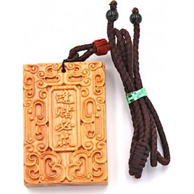 Vòng cổ mặt gỗ hoàng đàn khắc chữ "Gặp Cược Là Thắng"