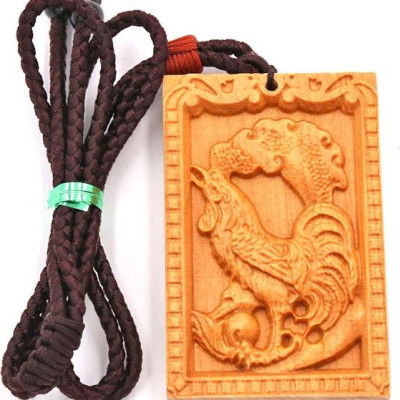 Vòng cổ mặt gỗ hoàng đàn khắc hình tuổi Dậu DTD2