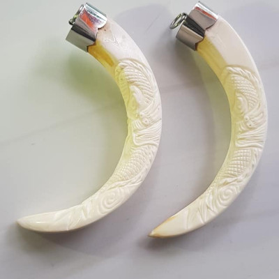 Mặt dây chuyền Nam Nanh Chạm Rồng Giả Ngà hay gọi Xương mỹ nghệ màu trắng Mặt dây chạm hình rồng đã bọc khoen inox Nam đeo với sợi dây chuyền của mình đẹp ạ