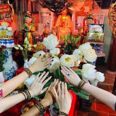 Vòng đeo tay trầm hương 108 hạt cho nam và nữ kèm lá bồ đề , trang sức phong thủy có hộp đựng bằng gấm cao cấp ,thu hút vận khí , tài lộc , may mắn đem đến sự bình an  ,giúp tinh thần sảng khoái , minh mẫn hơn có thể làm quà tặng rất ý nghĩa 