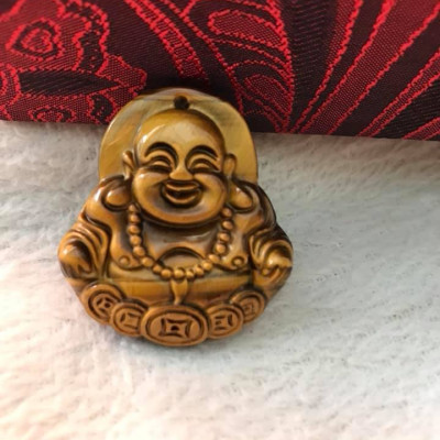 MẶT DÂY CHUYỀN PHẬT DI LẶC VUI ĐẦY TIỀN ĐÁ MẮT HỔ TỰ NHIÊN VÀNG NÂU  SIZE CAO 37MM X NGANG 34MM X SÂU 7MM  HỢP MỆNH KIM THỔ THỦY