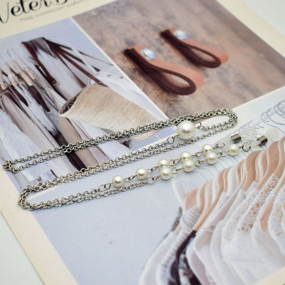 Dây đeo gọng kính hạt ngọc nhỏ bất đối xứng ấn tượng nổi bật