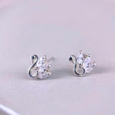 Bông tai nụ bạc Ý với thiết kế hình thiên nga cách điệu, mang vẻ đẹp duyên dáng và thanh tao, tinh tế, sang trọng, phù hợp đi tiệc, đi làm - BM318.2