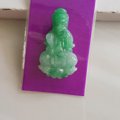 Mặt dây chuyền Phật Quan Âm Ngồi tay cầm bình nước cam lộ đá ngọc cẩm thạch tự nhiên đẹp Nữ size nhỏ Cao 36mm x N 20mm x S5mm Màu xanh ngọc trắng lý nhẹ nhàng đều bóng các Chị bọc vàng đeo đẹp ạ