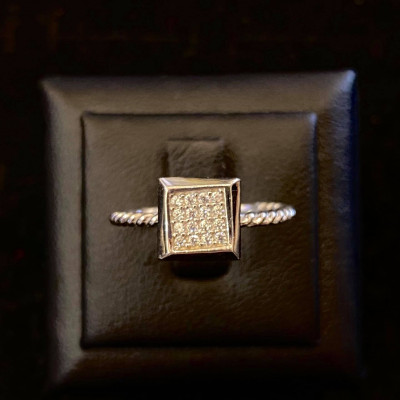 nhẫn vàng 18k mặt vuông đính đá