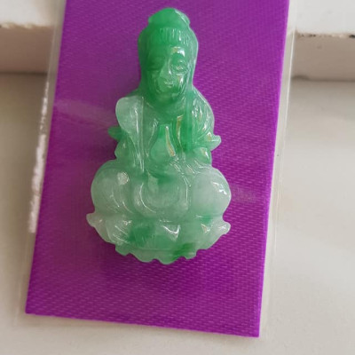 Mặt dây chuyền Phật Quan Âm Ngồi tay cầm bình nước cam lộ đá ngọc cẩm thạch tự nhiên đẹp Nữ size nhỏ Cao 36mm x N 20mm x S5mm Màu xanh ngọc trắng lý nhẹ nhàng đều bóng các Chị bọc vàng đeo đẹp ạ