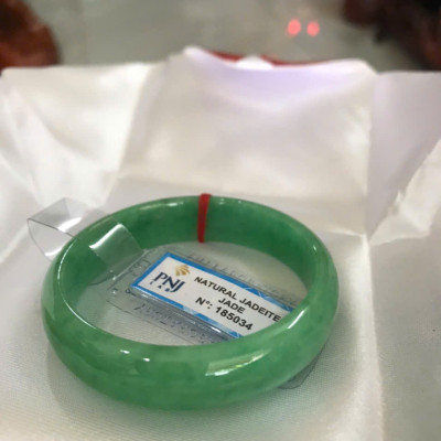 Vòng Tay Nữ Đá Ngọc Cẩm Thạch Tự Nhiên Bản Hẹ Sịn Đậu Lý Sao Ni 48mm Cao 12mm Dầy 6mm đã kiểm định kèm giấy chứng nhận P No 185034 Màu Xanh ngọc lý tươi bóng đều đẹp nữ tay nhỏ 35kg - 48kg ạ 