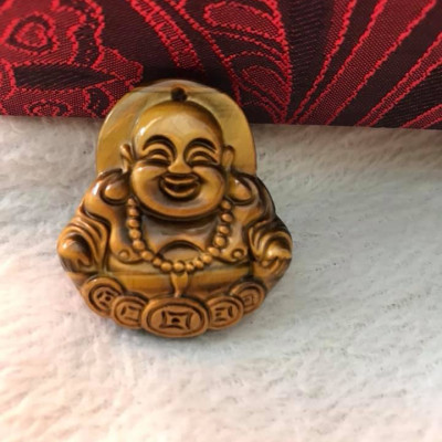 MẶT DÂY CHUYỀN PHẬT DI LẶC VUI ĐẦY TIỀN ĐÁ MẮT HỔ TỰ NHIÊN VÀNG NÂU  SIZE CAO 37MM X NGANG 34MM X SÂU 7MM  HỢP MỆNH KIM THỔ THỦY
