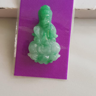 Mặt dây chuyền Phật Quan Âm Ngồi tay cầm bình nước cam lộ đá ngọc cẩm thạch tự nhiên đẹp Nữ size nhỏ Cao 36mm x N 20mm x S5mm Màu xanh ngọc trắng lý nhẹ nhàng đều bóng các Chị bọc vàng đeo đẹp ạ