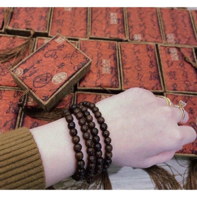 Vòng  tay  trầm  108 hạt  kèm lá bồ đề , có hộp đựng  bằng gấm cao cấp , phù hợp  cho cả nam và nữ 