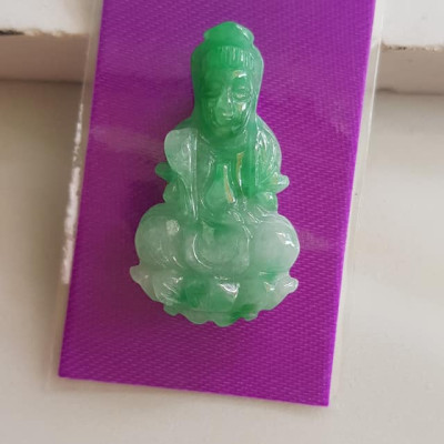 Mặt dây chuyền Phật Quan Âm Ngồi tay cầm bình nước cam lộ đá ngọc cẩm thạch tự nhiên đẹp Nữ size nhỏ Cao 36mm x N 20mm x S5mm Màu xanh ngọc trắng lý nhẹ nhàng đều bóng các Chị bọc vàng đeo đẹp ạ