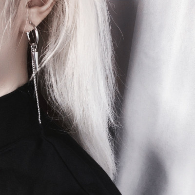 Đôi bông xích đinh tán một đôi cách điệu mới mẻ cá tính