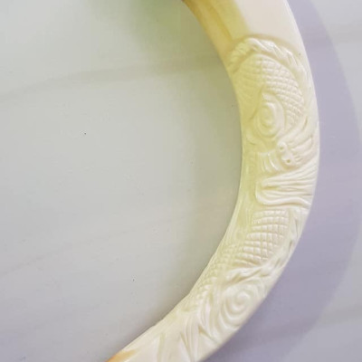 Mặt dây chuyền Nam Nanh Chạm Rồng Giả Ngà hay gọi Xương mỹ nghệ màu trắng Mặt dây chạm hình rồng đã bọc khoen inox Nam đeo với sợi dây chuyền của mình đẹp ạ