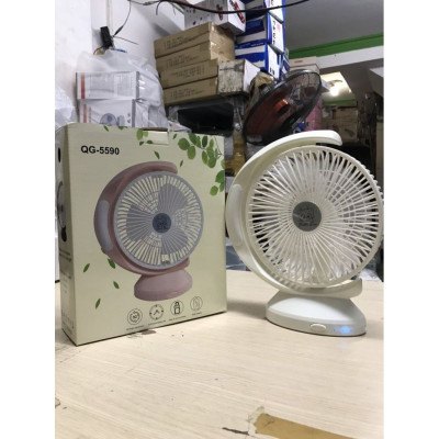 Quạt Tích Điện Để Bàn Có Đèn Led QG-5590 - Giao màu ngẫu nhiên