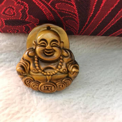 MẶT DÂY CHUYỀN PHẬT DI LẶC VUI ĐẦY TIỀN ĐÁ MẮT HỔ TỰ NHIÊN VÀNG NÂU  SIZE CAO 37MM X NGANG 34MM X SÂU 7MM  HỢP MỆNH KIM THỔ THỦY