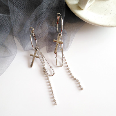 Đôi bông tai đính đá unisex phá cách