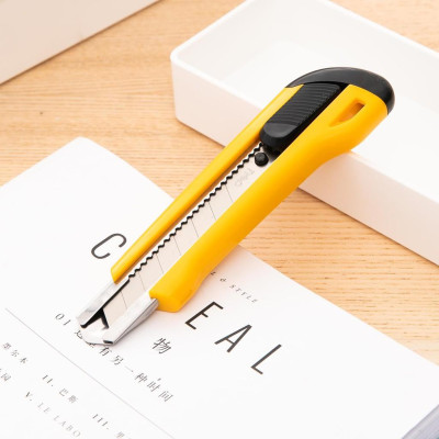 Dao rọc giấy Deli, cỡ lớn Đỏ/Vàng giao Màu Ngẫu Nhiên - 1 cái - E2042