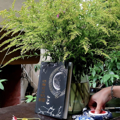 Cơn mưa bên hồ nước bí mật - Bản có chữ kí tác giả