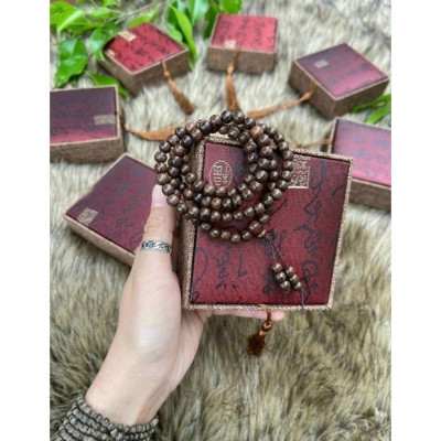 Vòng  tay  trầm  108 hạt  kèm lá bồ đề , có hộp đựng  bằng gấm cao cấp , phù hợp  cho cả nam và nữ 