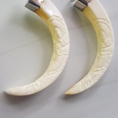 Mặt dây chuyền Nam Nanh Chạm Rồng Giả Ngà hay gọi Xương mỹ nghệ màu trắng Mặt dây chạm hình rồng đã bọc khoen inox Nam đeo với sợi dây chuyền của mình đẹp ạ