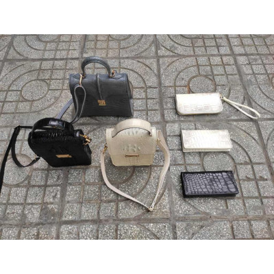 Cầm tay nam nữ thiết kế 1 Khóa nhỏ gọn Tiện dụng. Da bụng cá sấu Trắng bạch tạng!