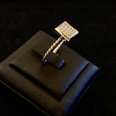 nhẫn vàng 18k mặt vuông đính đá