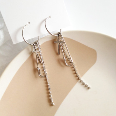 Đôi bông tai đính đá unisex phá cách