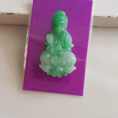 Mặt dây chuyền Phật Quan Âm Ngồi tay cầm bình nước cam lộ đá ngọc cẩm thạch tự nhiên đẹp Nữ size nhỏ Cao 36mm x N 20mm x S5mm Màu xanh ngọc trắng lý nhẹ nhàng đều bóng các Chị bọc vàng đeo đẹp ạ