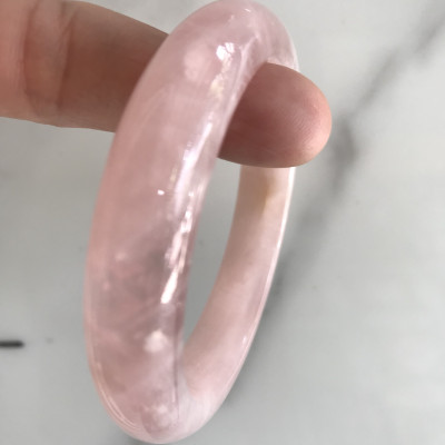 Vòng Thạch Anh Hồng Tự Nhiên Bản Hẹ Mới đẹp Ni 54mm Cao 12mm Dầy 8mm Màu Hồng tươi xinh bóng đẹp Nữ mệnh Hỏa mệnh Thổ tay vừa đeo 50kg - 54 kg ạ