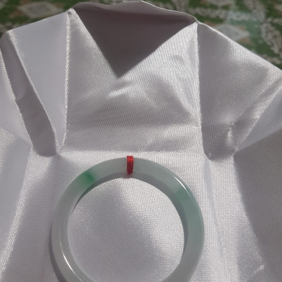 Vòng cẩm thạch tự nhiên Lý A 51mm x 7mm  Màu Trắng Bóng 2 điểm xanh lý nhẹ đẹp sang  Nữ Mệnh Kim mệnh Thủy 50kg - 57kg ạ