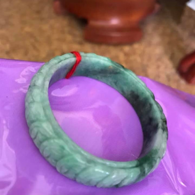 VÒNG TAY ĐÁ CẨM THẠCH TỰ NHIÊN BẢN HẸ TIỀN NGỌC 51MM TRẠM DÃY TIỀN MAY MẮN MÀU XANH NGỌC NHẸ LÊN ĐẬM DẦN ĐẸP Kích thước 51mmx độ dầy 6,5mm x Cao 14mm NỮ 48KG - 55KG ĐEO Ạ