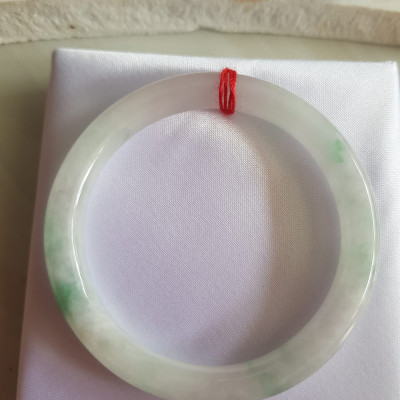 Vòng đeo tay Nữ đá cẩm thạch tự nhiên T Lý Size 49mm x cọng 7mm Màu trắng sáng bóng xanh lý 3 chỗ đều quanh vòng rất đẹp Nữ cân Nặng 40kg-49kg đeo đẹp ạ