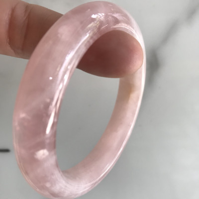 Vòng Thạch Anh Hồng Tự Nhiên Bản Hẹ Mới đẹp Ni 54mm Cao 12mm Dầy 8mm Màu Hồng tươi xinh bóng đẹp Nữ mệnh Hỏa mệnh Thổ tay vừa đeo 50kg - 54 kg ạ