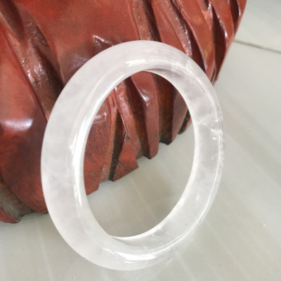 Vòng Thạch Anh Trắng Tự Nhiên Bản Hẹ Mới đẹp Ni 55mm Cao 12mm Dầy 9mm Màu trắng trong bóng đẹp Nữ mệnh Kim mệnh Thủy tay vừa đeo 50kg - 55 kg ạ