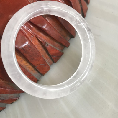 Vòng Thạch Anh Trắng Tự Nhiên Bản Hẹ Mới đẹp Ni 55mm Cao 12mm Dầy 9mm Màu trắng trong bóng đẹp Nữ mệnh Kim mệnh Thủy tay vừa đeo 50kg - 55 kg ạ