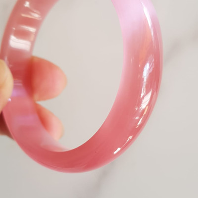 Vòng tay nữ đá mắt mèo hồng bản hẹ mới Ni 53mm x cao 13mm x dầy 7mm nữ 50kg - 57kg đeo màu hồng hồng nhẹ xinh tươi đẹp rẻ lắm chuẩn hợp nữ mệnh hỏa mệnh thổ ạ