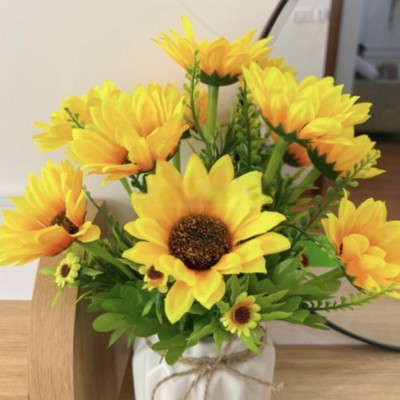 Hoa hướng dương, bình hoa cắm sẵn và chậu hàng rào hoa giả trang trí