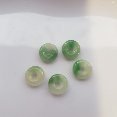 Bộ Trang sức Charm Vòng Tay gồm 5 đồng tiền may mắn tài lộc  Chất liệu đá cẩm thạch xanh Ngọc trắng tự nhiên bóng đẹp  Size hạt đk 9mm x đk cao 3mm x lỗ giữa đồng tiền 2mm nữ phối vòng tay và làm mặt dây chuyền đeo đẹp ạ