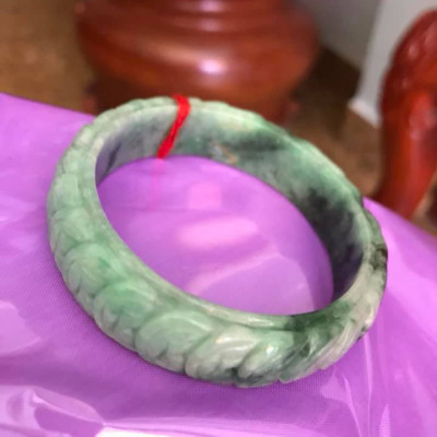 VÒNG TAY ĐÁ CẨM THẠCH TỰ NHIÊN BẢN HẸ TIỀN NGỌC 51MM TRẠM DÃY TIỀN MAY MẮN MÀU XANH NGỌC NHẸ LÊN ĐẬM DẦN ĐẸP Kích thước 51mmx độ dầy 6,5mm x Cao 14mm NỮ 48KG - 55KG ĐEO Ạ