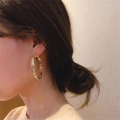 Earrings nữ kim loại hình tròn bản to Hàn Quốc