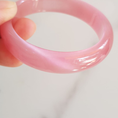 Vòng tay nữ đá mắt mèo hồng bản hẹ mới Ni 53mm x cao 13mm x dầy 7mm nữ 50kg - 57kg đeo màu hồng hồng nhẹ xinh tươi đẹp rẻ lắm chuẩn hợp nữ mệnh hỏa mệnh thổ ạ