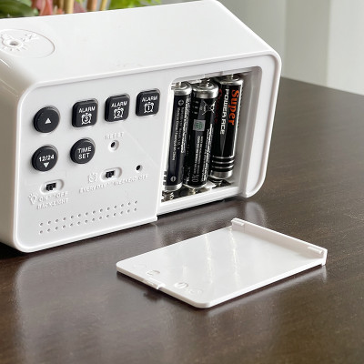 Đồng hồ Rhythm LCT097NR03 – KT 15.0 x 8.8 x 5.0cm / 190g. Vỏ nhựa. Dùng Pin.