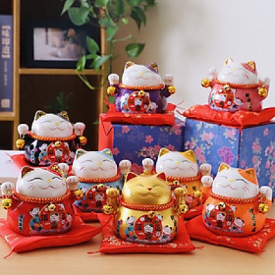 Mèo thần tài lục lạc , may mắn thu hút tài lộc , có khe để tiền , kèm đệm lót xinh xắn  ,thu hút khách hàng , mang vận khí tốt lành , công việc kinh doanh thuận lợi  vạn sự hanh thông  xua tan vận đen ,đem nhiều may mắn đến cho gia chủ 