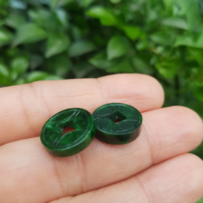 Mặt Dây Chuyền Mặt Nhẫn Đồng Tiền Mới màu Xanh Đậm Đẹp Đá Cẩm thạch xanh tự nhiên  Size nhỏ vừa đk 13,5mm x dầy 3mm  Nữ bọc vàng lên đeo đẹp lắm rất ý nghĩa đồng tiền may mắn tài lộc ạ