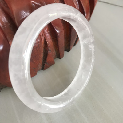 Vòng Thạch Anh Trắng Tự Nhiên Bản Hẹ Mới đẹp Ni 55mm Cao 12mm Dầy 9mm Màu trắng trong bóng đẹp Nữ mệnh Kim mệnh Thủy tay vừa đeo 50kg - 55 kg ạ