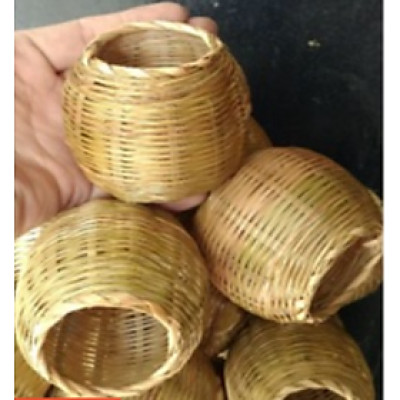1 giỏ thóc bằng tre dùng đựng thức ăn cho cu gáy, bồ câu