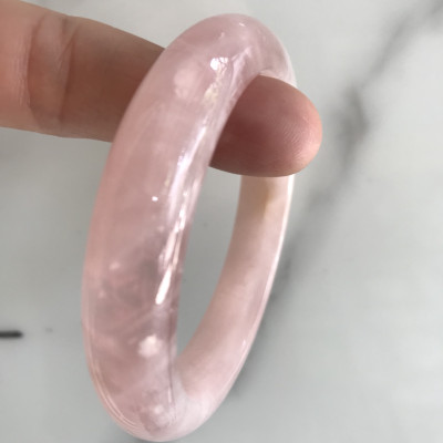 Vòng Thạch Anh Hồng Tự Nhiên Bản Hẹ Mới đẹp Ni 54mm Cao 12mm Dầy 8mm Màu Hồng tươi xinh bóng đẹp Nữ mệnh Hỏa mệnh Thổ tay vừa đeo 50kg - 54 kg ạ